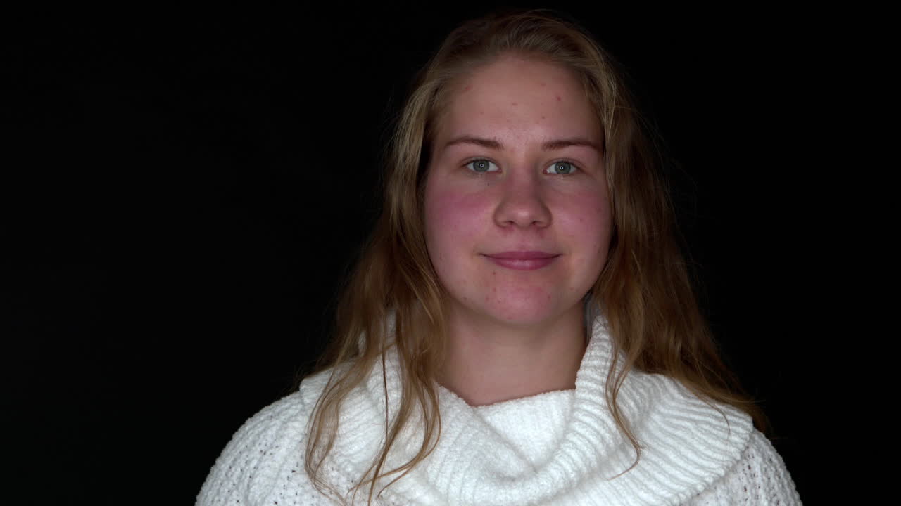 una chica corpulenta sonriente se ríe de la cámara