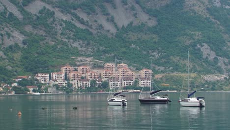 Tres-Veleros-Anclados-En-El-Mar