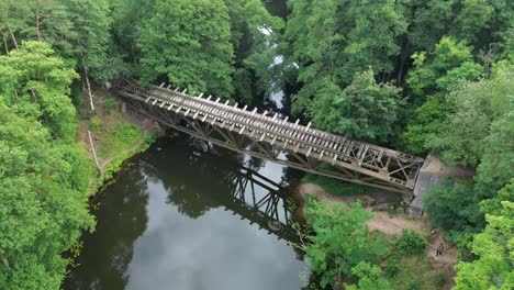 Beobachten-Sie-Den-Beeindruckenden-Anblick-Einer-Kaputten-Brücke-Inmitten-Des-Waldes,-Aufgenommen-Aus-Der-Luftperspektive,-Und-Bieten-Sie-In-Diesem-Faszinierenden-Stockmaterial-Einen-Einzigartigen-Blick-Auf-Die-Widerstandsfähigkeit-Der-Natur