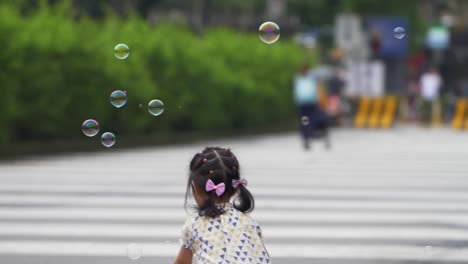 Kleines-Kind,-Das-Auf-Der-Straße-Spielt