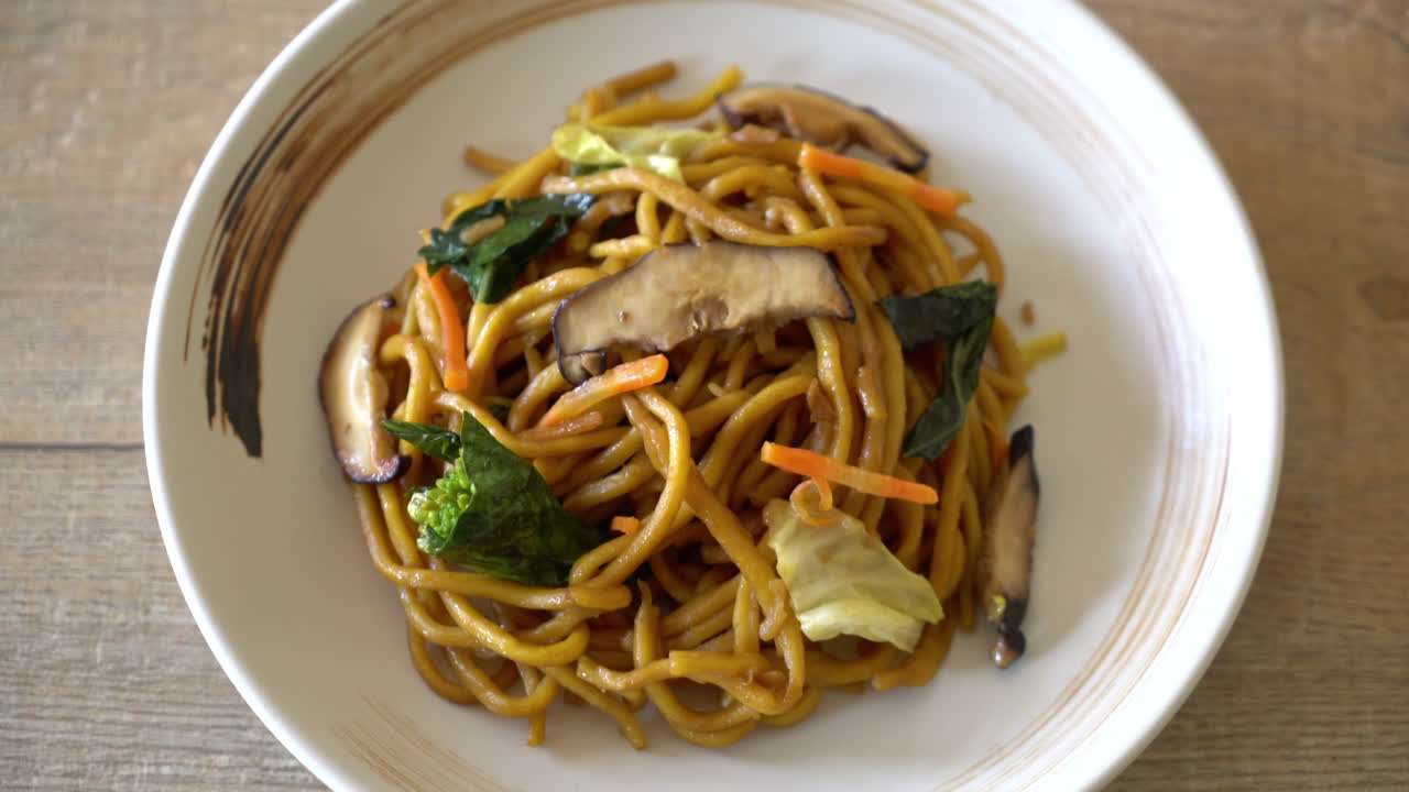 fideos yakisoba salteados con vegetales