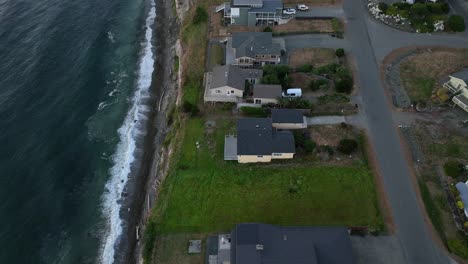 vista aérea de las casas frente al mar que bordean el acantilado de la playa oeste en la isla whidbey