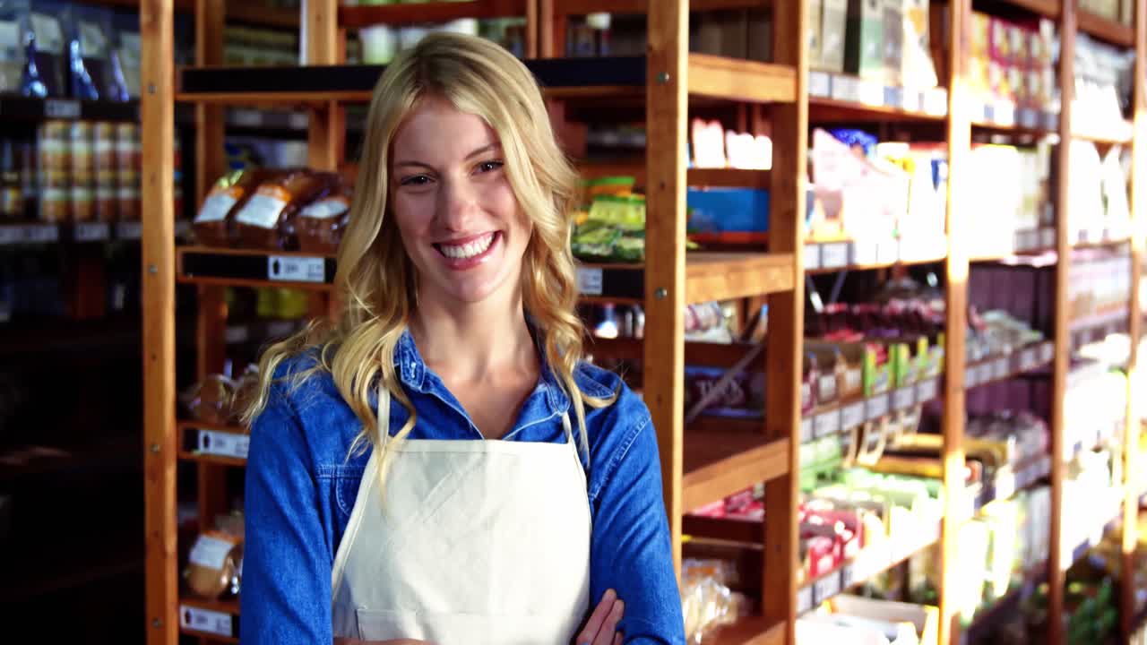Ritratto di personale femminile sorridente in piedi con le mani incrociate