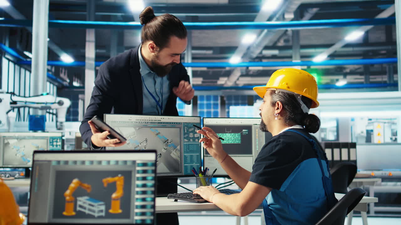 el investigador presenta a los empleados nuevos materiales fotovoltaicos en la tableta