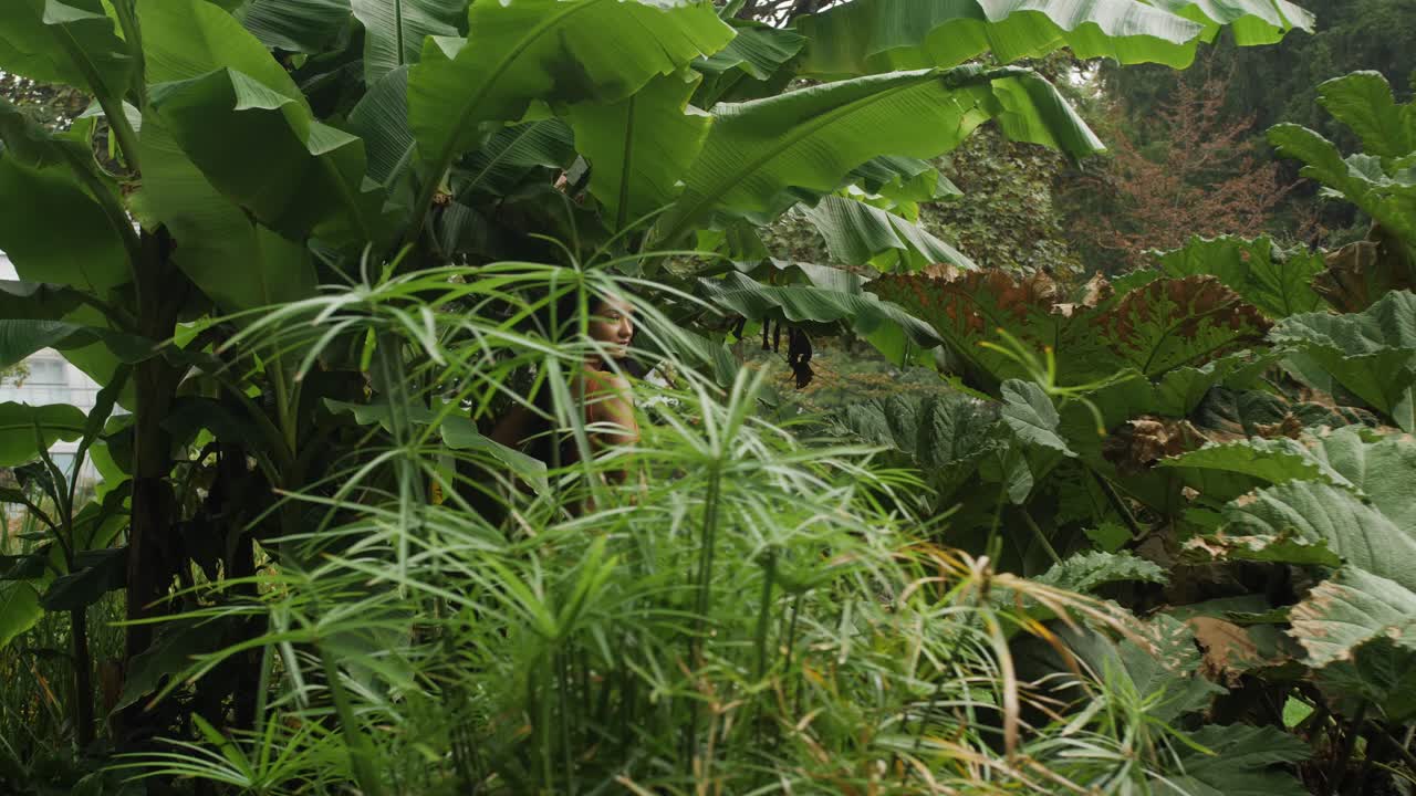 hermosa modelo morena posando en un traje de bikini-8