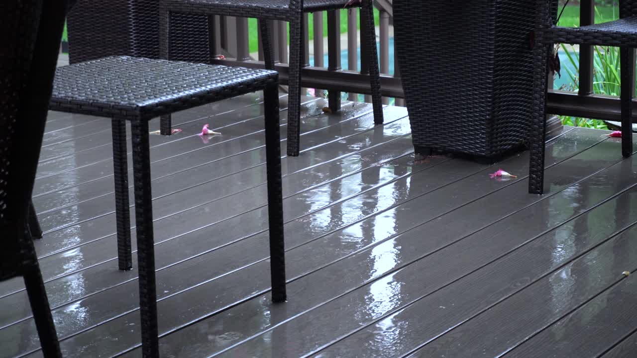 Let regn, der drypper på et dæk ved sensommeren.