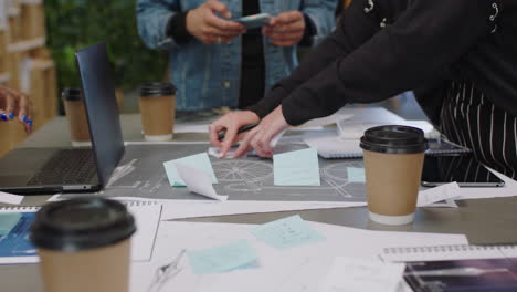 manos cerradas jóvenes ingenieros desarrollando prototipos de bicicletas usando esquemas de planos haciendo lluvia de ideas sobre el desarrollo futuro colaborando compartiendo ideas creativas en la oficina de moda
