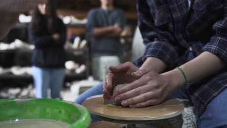 mujer haciendo cerámica en una rueda de cerámica