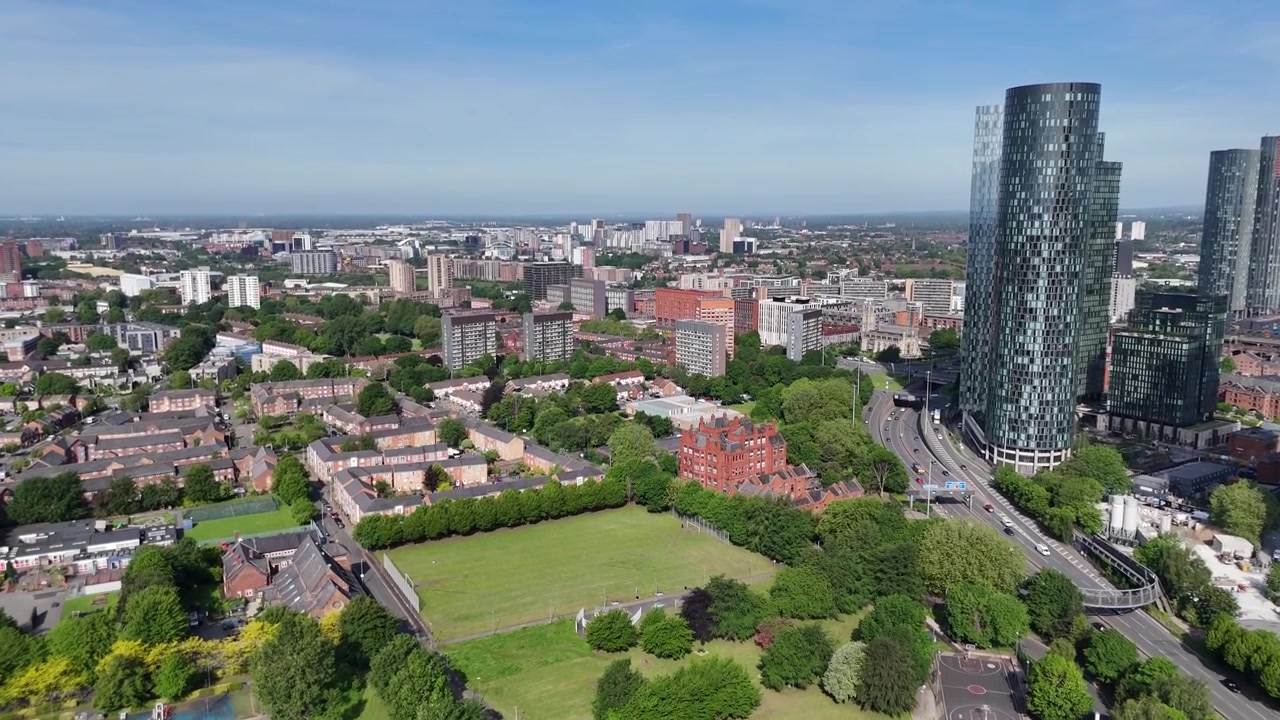 Vista aerea con drone di Manchester, Inghilterra: torri moderne e parco urbano verde