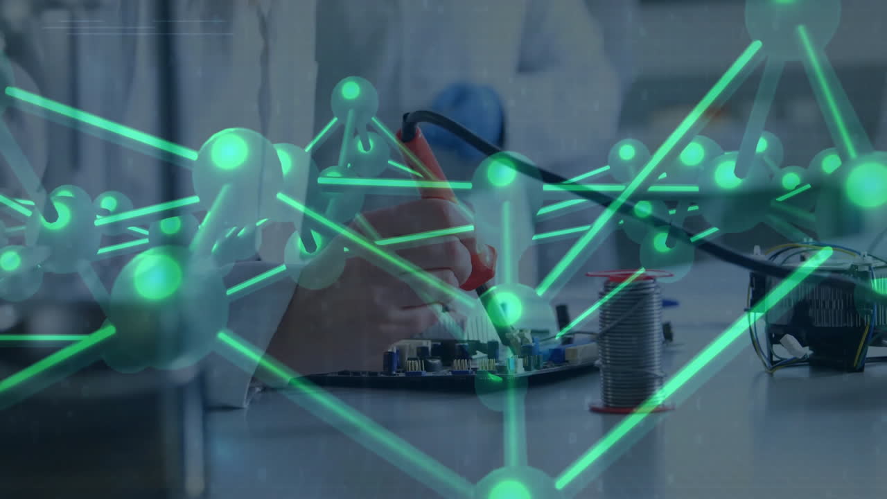 animación de red neuronal sobre persona que trabaja en una placa de circuitos electrónicos