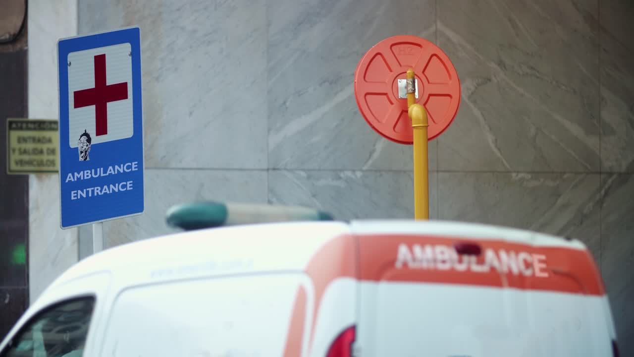 Ambulanza Parcheggiata Vicino all'Insegna dell'Ingresso dell'Ospedale