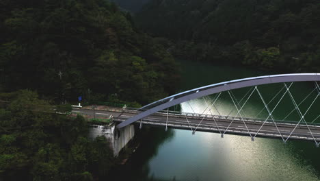 在日本的miyama arch懸吊橋跨過outama湖