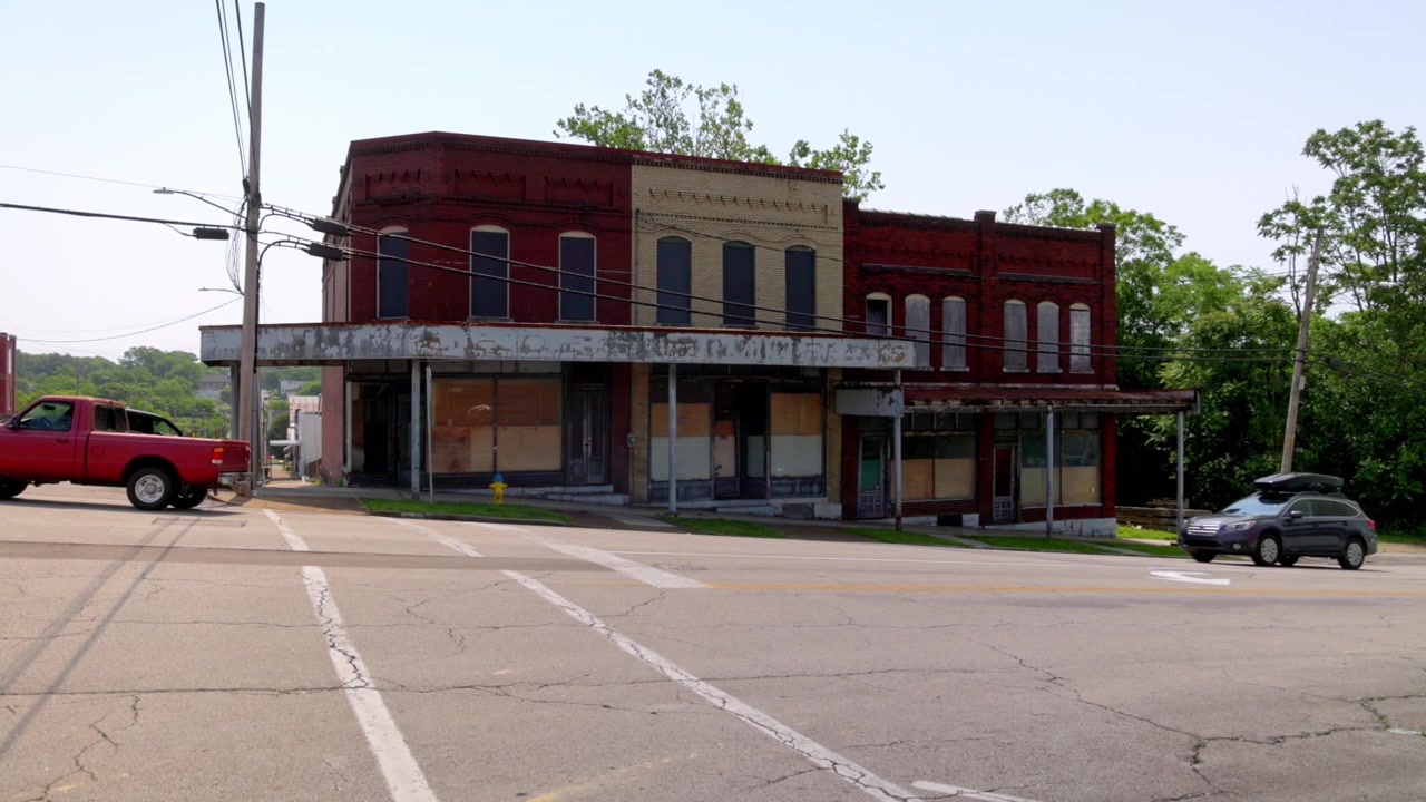 Edifício antigo abandonado no centro de Columbia, Tennessee, com vídeo estável