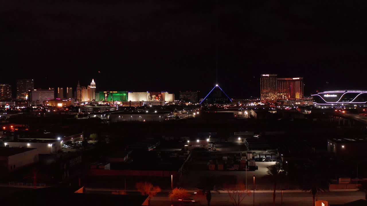 밤에 사우스 라스베가스 스트립의 공중 클로즈업 패닝 샷
