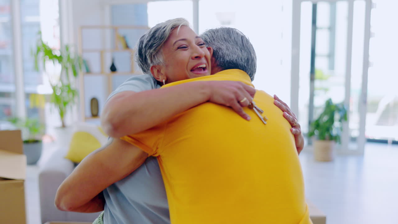 nuevas llaves de casa, abrazo y pareja feliz de ancianos moviéndose