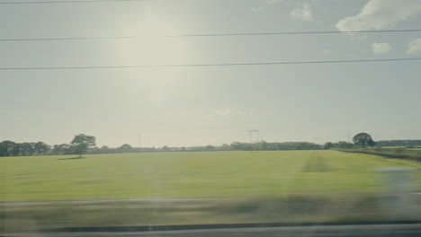 Blick-Aus-Dem-Zugfenster-Auf-Die-Sonne-Und-Die-Britische-Landschaft