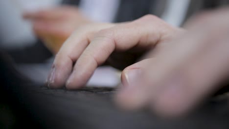 primer plano de los dedos escribiendo rápidamente en un teclado borroso, espacio de trabajo enfocado e intenso