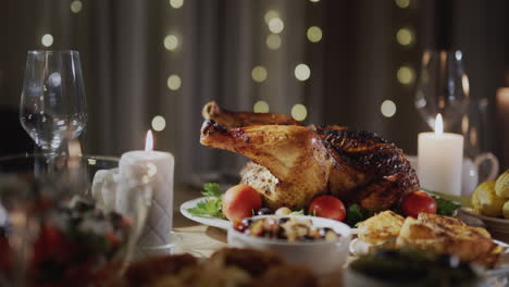 apetitoso pavo festivo en una mesa navideña festiva.