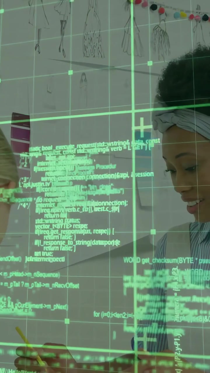 Video verticale: Designer che disegna alla scrivania, un collega che offre una penna stimolando il lavoro di moda sotto una griglia verde.