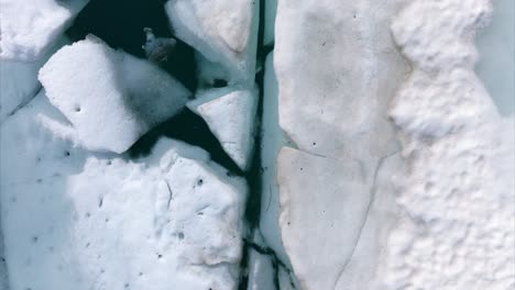 el lago lagazzuolo congelado se descongela después del invierno en chiesa in valmalenco, italia