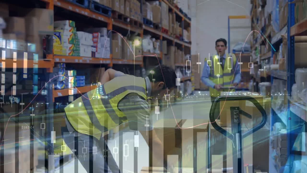 trabajador de almacén rompiendo la espalda en un paquete pesado