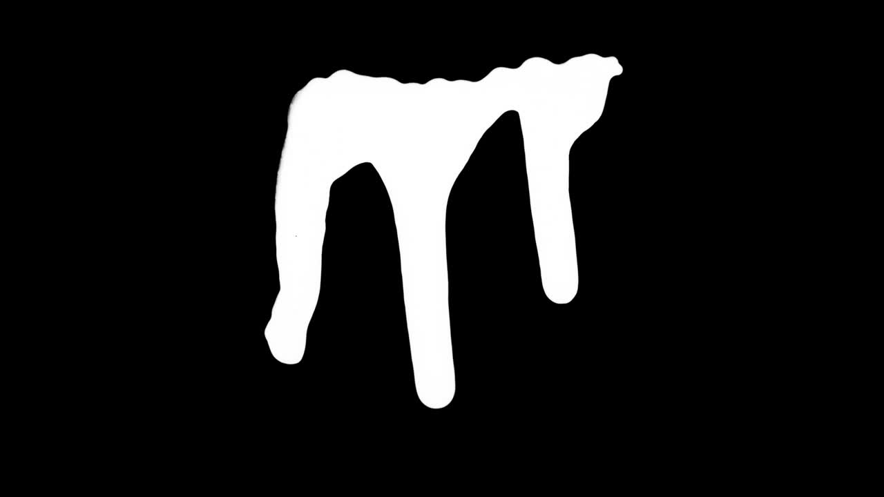 검은 화면 배경 위에  잉크가 흘러내린다