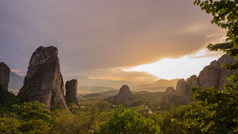 timelapse dramático de la puesta del sol en los rayos de luz de las montañas rocosas con las nubes