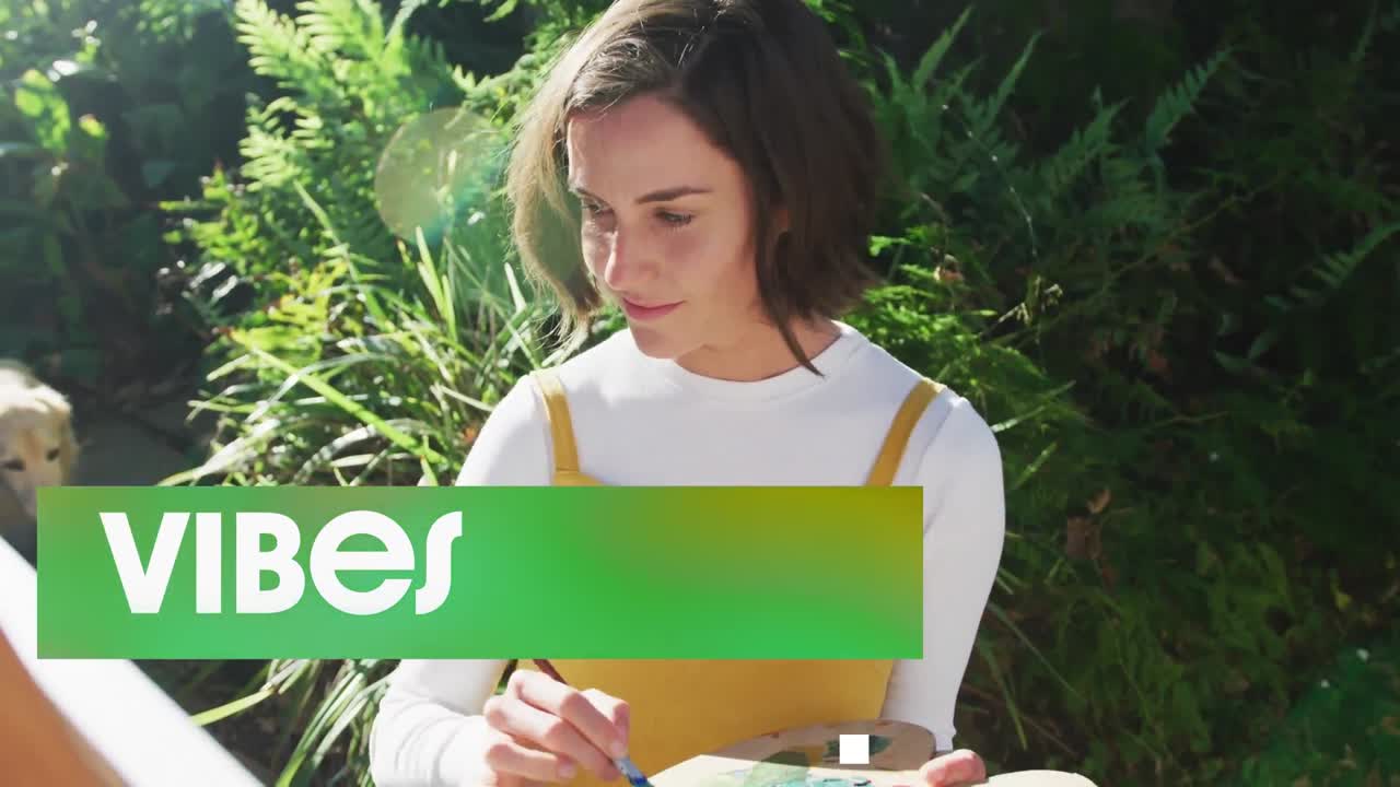 animación de vibraciones texto sobre mujer caucásica en el jardín