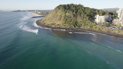 Burleigh-Dirige-La-Colina-Con-Olas-Rompientes-En-Queensland,-Costa-Dorada,-Australia---Toma-Aérea-De-Drones