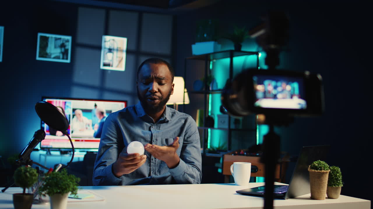 Influencer reviews smart light bulb