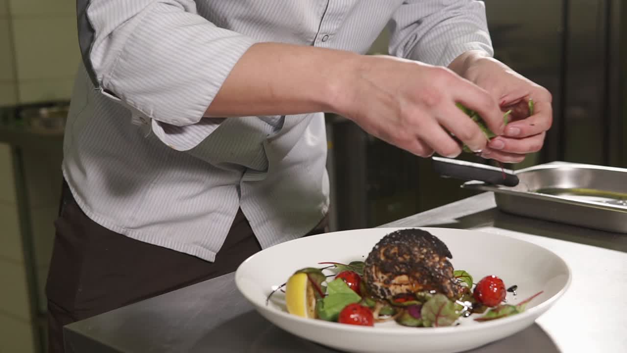 chef preparando un plato de pescado gourmet