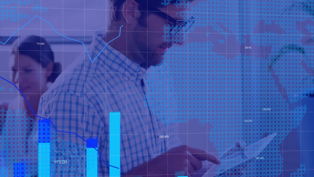 animación del procesamiento de datos financieros sobre el empresario caucásico en el cargo