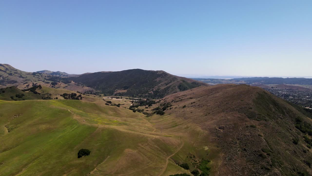 Vista aerea di colline ondulate e montagne