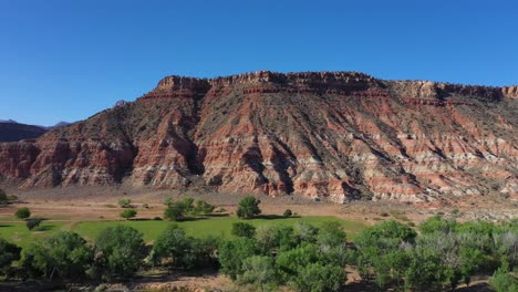 Excelente-Toma-Aérea-De-Una-Mesa-En-Utah