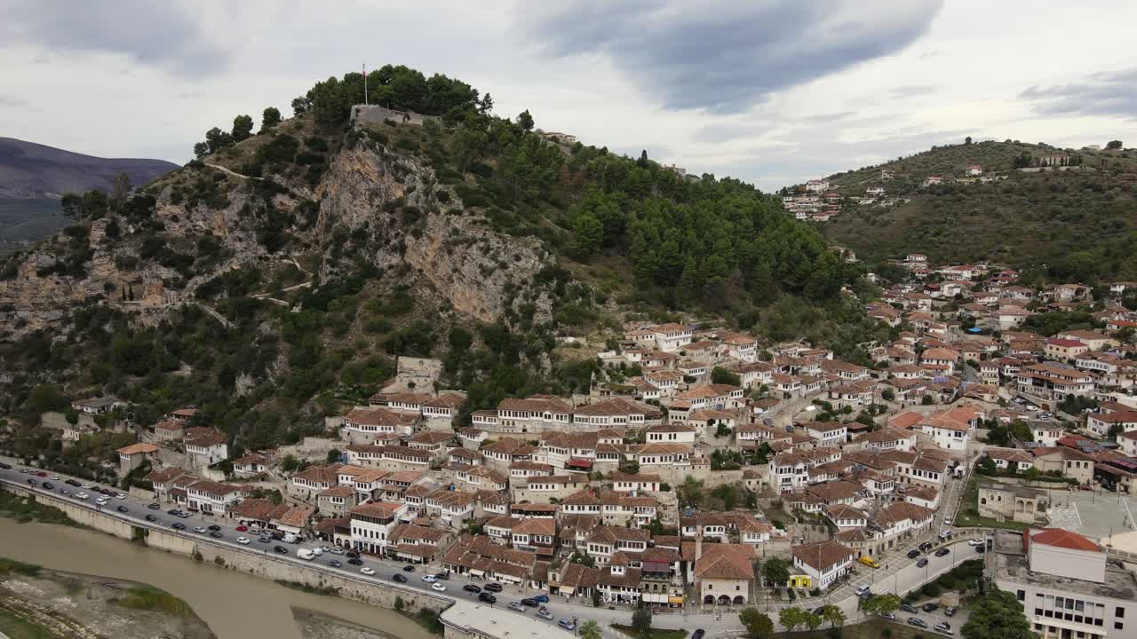 fotografía panorámica de la ciudad antigua de berat y el río osum rodeado de montañas y colinas, albania