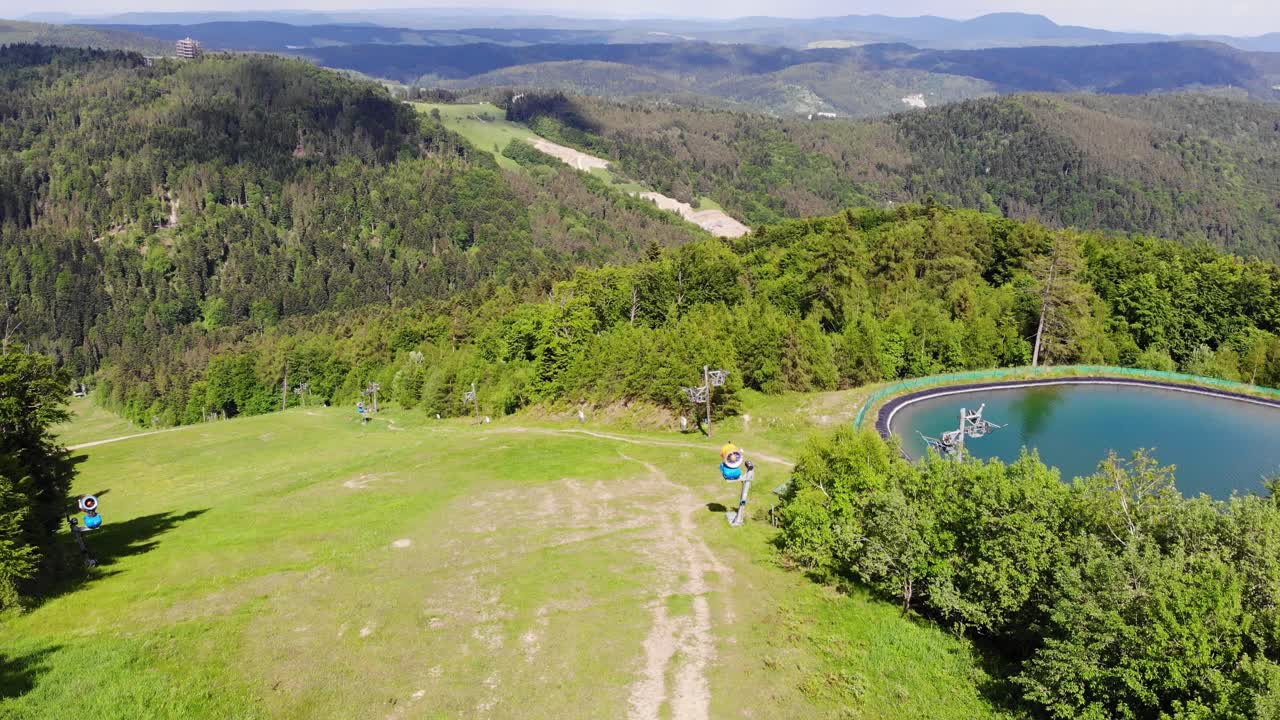 폴란드 여름날 눈 대포와 저수지가 있는 자보르지나 크리니츠카의 스키 루트
