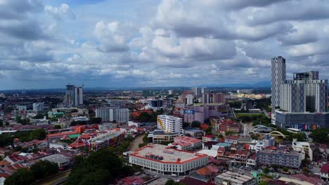 Toma-Aérea-Panorámica-épica-De-La-Ciudad-De-Malaca-Con-El-Río-En-Un-Día-Nublado,-Malasia