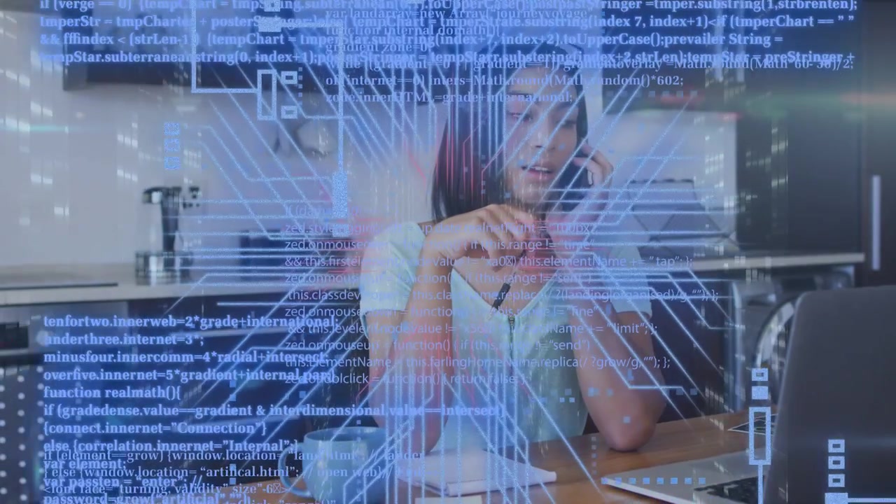 Donna che avvia una chiamata al telefono, tamburella con la penna e guarda lo schermo mentre una sovrapposizione di dati si espande mostrando il lavoro