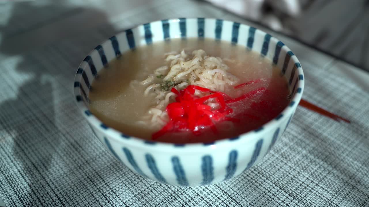 일본식 인스턴트 톤코쓰 라멘과 사탕수수 정오