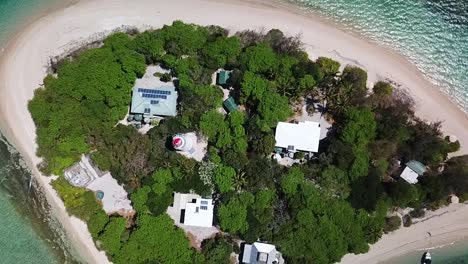 Drone-flying-up-from-Low-Isles,-island-in-the-Great-Battier-Reef-in-Australia