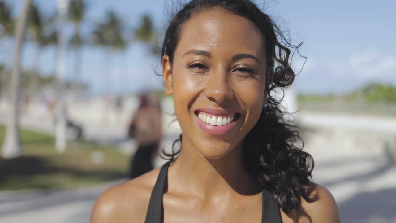 mujer alegre a la luz del sol