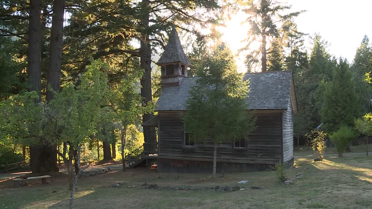 antigua iglesia en el bosque en bend oregon