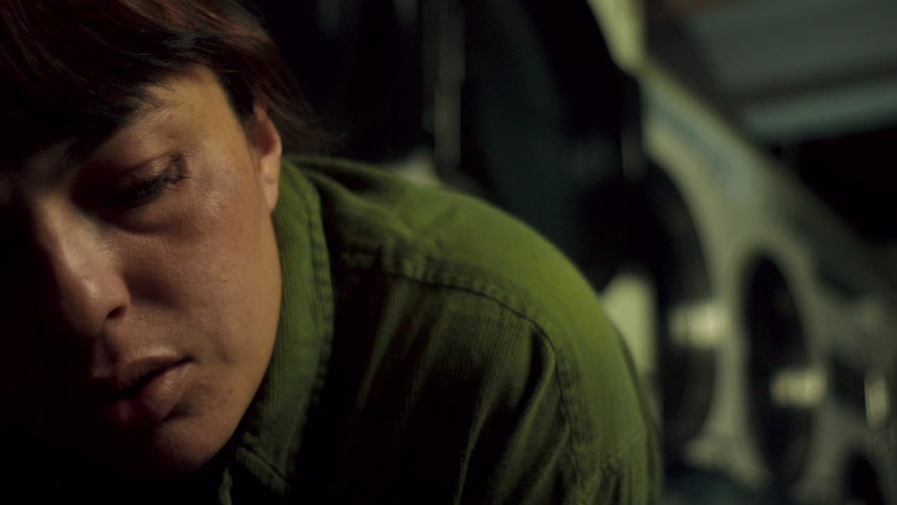 젊은 라틴계 여성의 버려진 세탁 공간, 슬픈 세션, 울음, 우울증