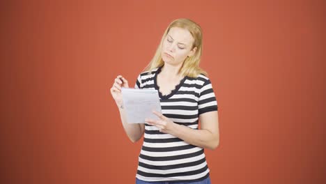 la mujer con el cuaderno piensa y toma notas.