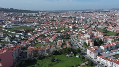 Amplia-Vista-Aérea-De-Casas-Típicas-Portuguesas---Barrio-Suburbano-De-Lisboa