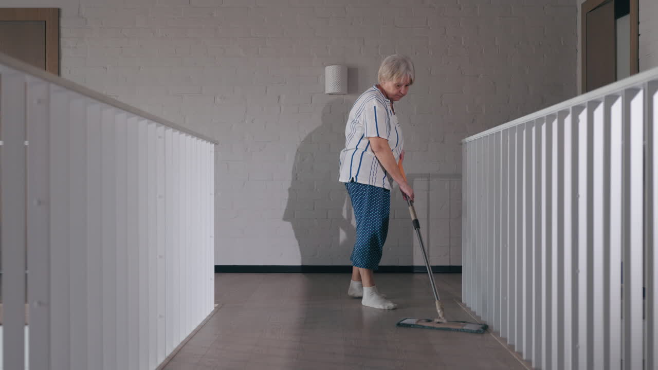 mujer anciana limpiando el suelo