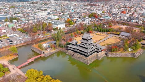 impresionantes imágenes de drones en 4k del castillo de matsumoto, el famoso "castillo del cuervo" de japón.