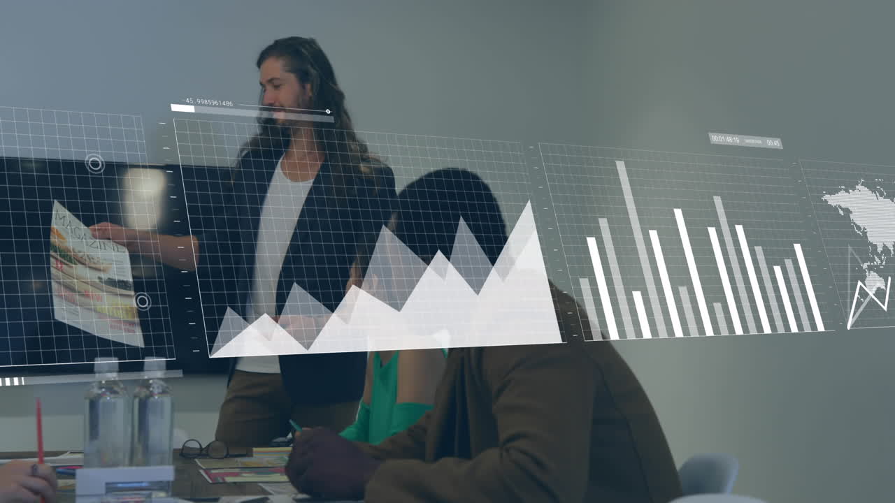 animación de múltiples gráficos y mapas sobre diversos hombres mostrando arte a sus compañeros de trabajo en la oficina.