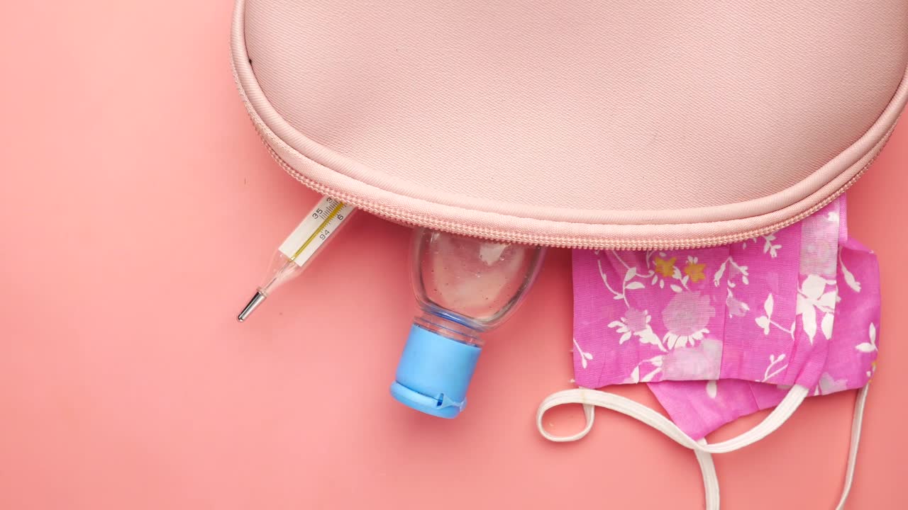 bolsa rosa con suministros médicos