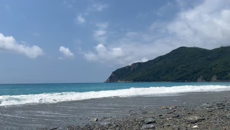 The waves of the sea are those that reflect a blue ocean that signify free time, summer love and same
